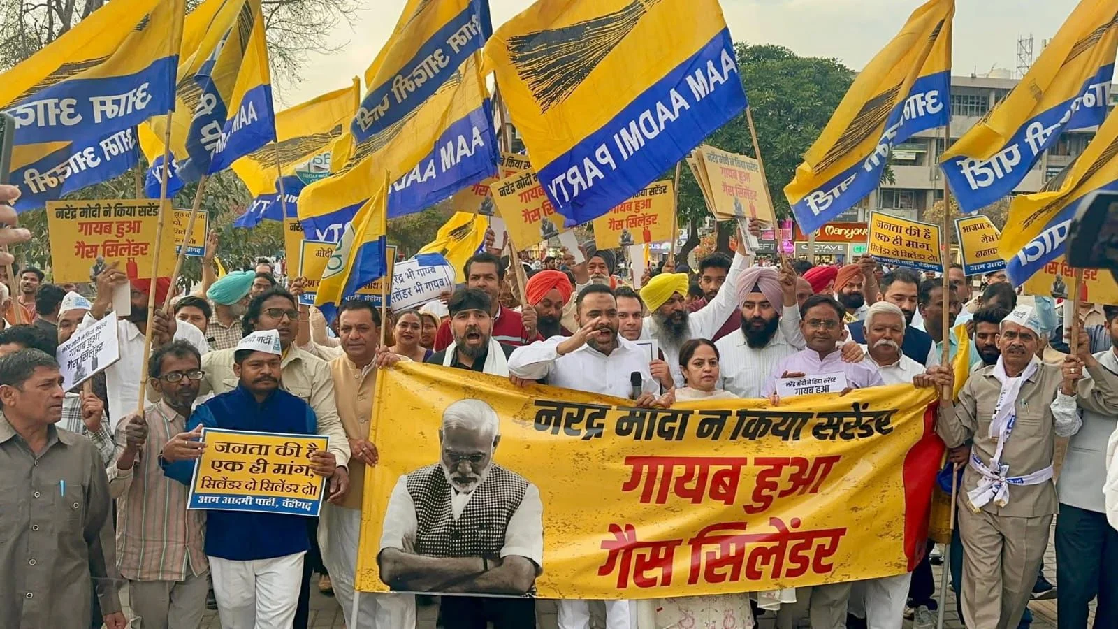 नरेंद्र मोदी ने किया सरेंडर — गायब हुआ गैस सिलेंडर! स्मृति ईरानी का 'सिलेंडर डांस' अब कहां गया? चंडीगढ़ के सेक्टर-17 में आप का मोदी सरकार की लूट के खिलाफ उग्र प्रदर्शन