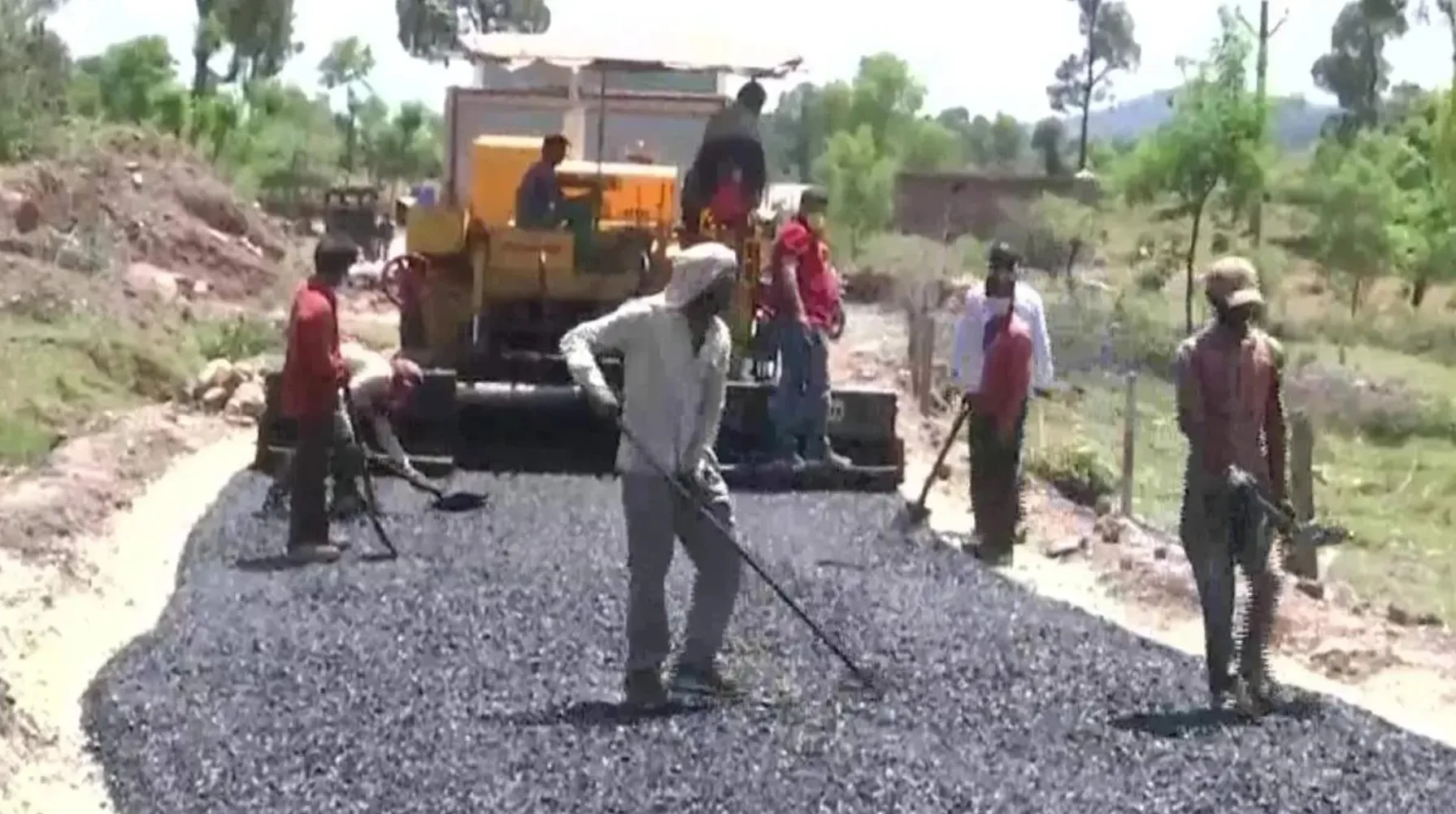 Bihar Rural Roads 2025: बिहार में 6043 किमी ग्रामीण सड़कों की मरम्मत पूरी, ₹3059 करोड़ खर्च — ग्रामीण संपर्क में बड़ा सुधार