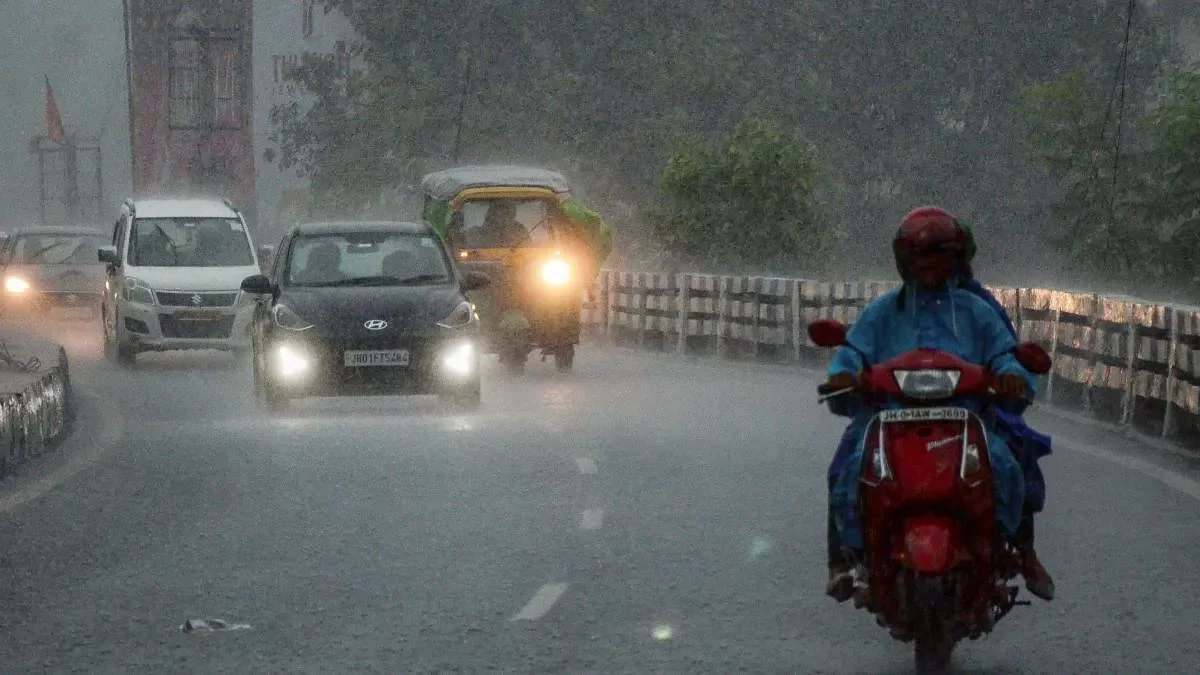Weather Update: मानसून विदाई के बाद लौटी चिलचिलाती गर्मी, दिल्ली-NCR में बूंदाबांदी, यूपी-बिहार में बारिश का अलर्ट
