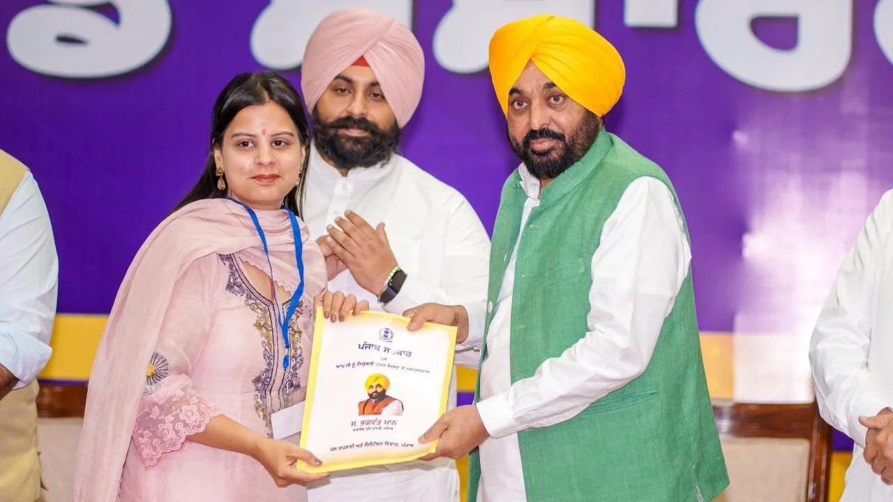 ‘मिशन रोजगार’ जारी रखते हुए मुख्यमंत्री भगवंत सिंह मान ने 355 और युवाओं को सौंपे नियुक्ति पत्र; कहा, पंजाब में सरकारी नौकरियों के लिए सिर्फ योग्यता ही एकमात्र मापदंड