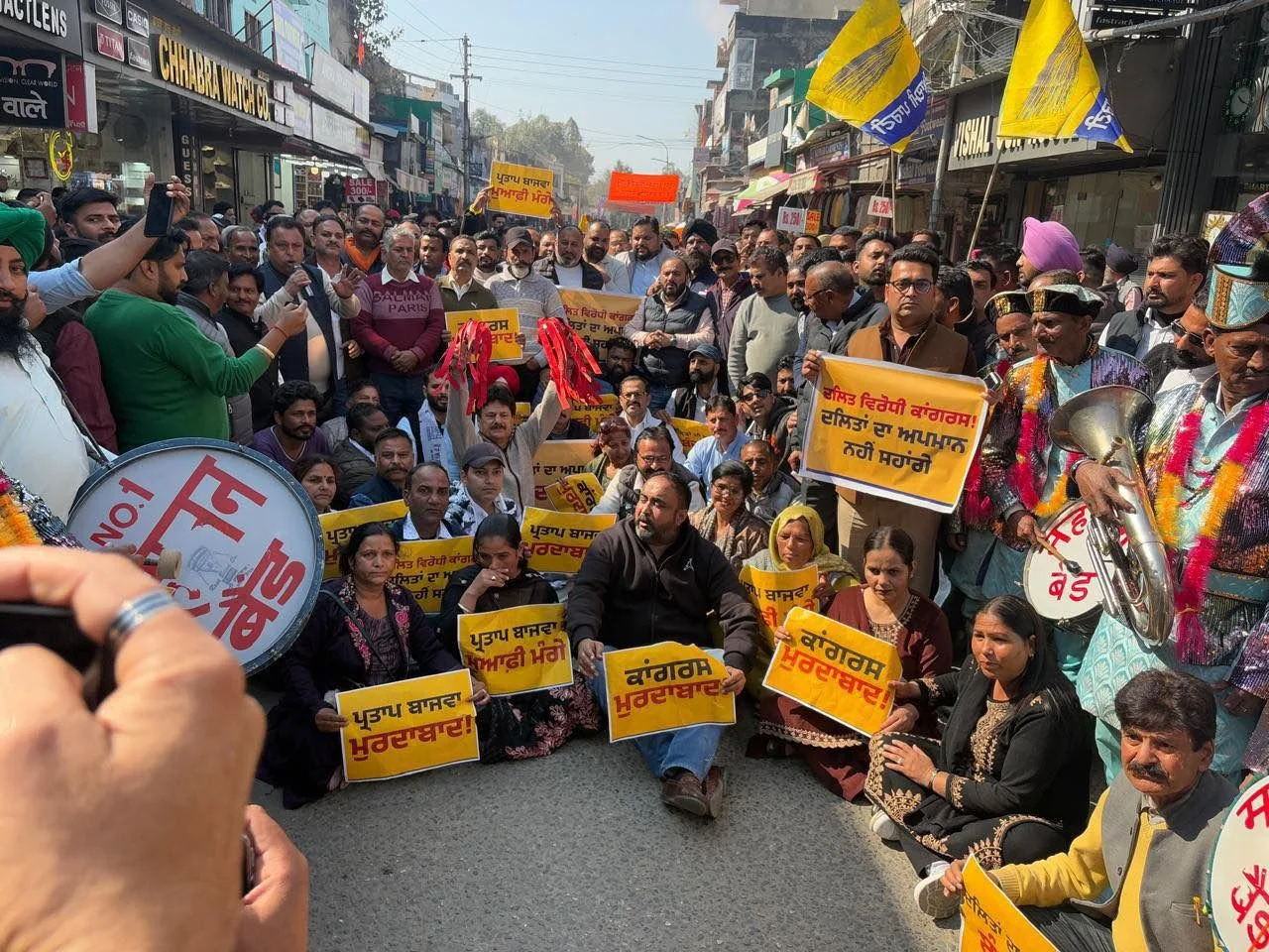 'दलित विरोधी कांग्रेस' के खिलाफ 'आप' ने पंजाब भर में किए विरोध प्रदर्शन, प्रताप बाजवा ने मंत्री ईटीओ पर की थी जातिवादी टिप्पणी