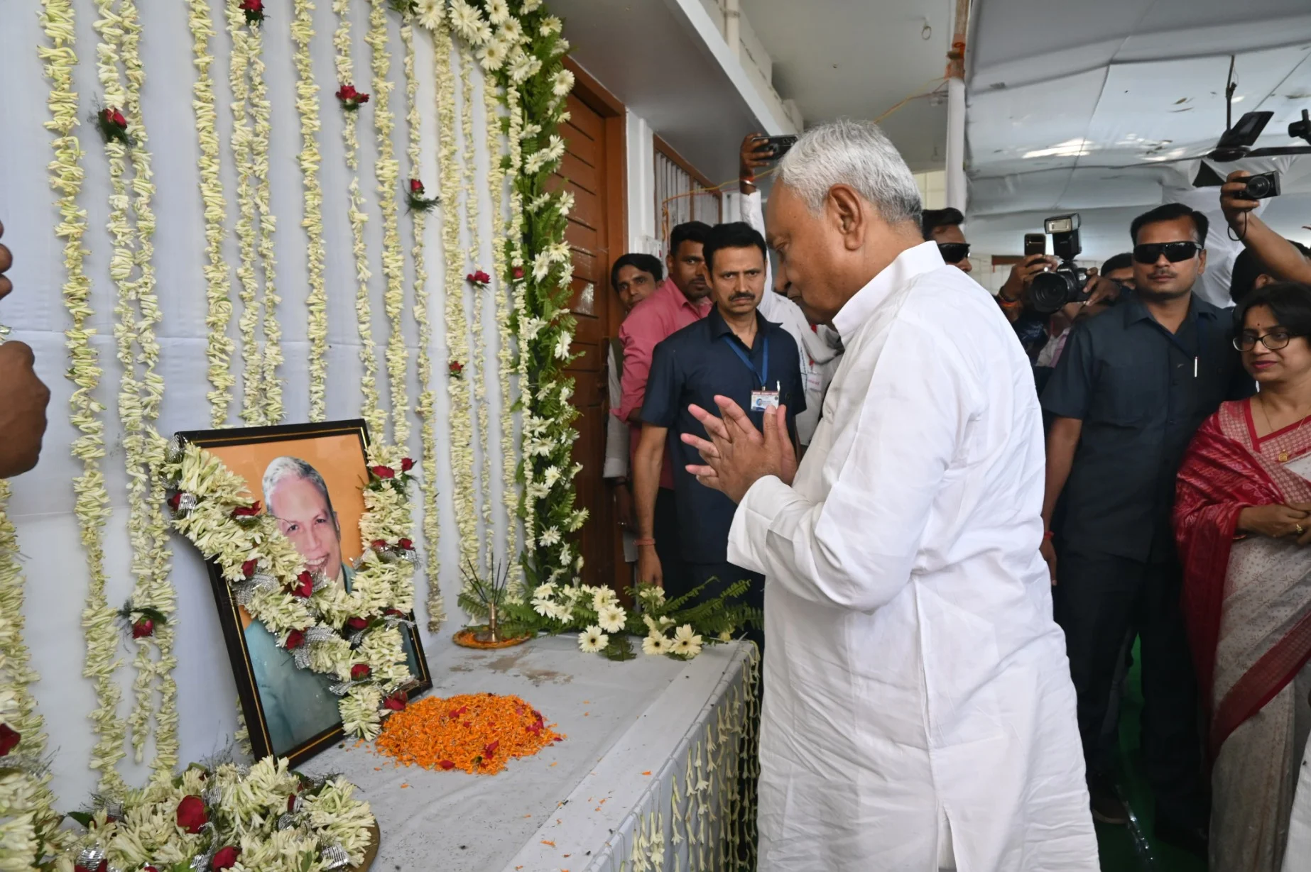 Nitish Kumar News: CM नीतीश ने दी श्रद्धांजलि, जदयू नेता मनीष वर्मा के पिता की पुण्यतिथि पर भावुक हुए मुख्यमंत्री!