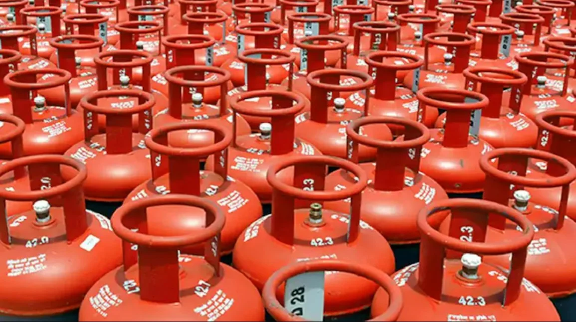 LPG Price Today: 1 जुलाई को एलपीजी सिलेंडर की कीमत में जबरदस्त गिरावट! जानिए अब आपके शहर में क्या है नया रेट"