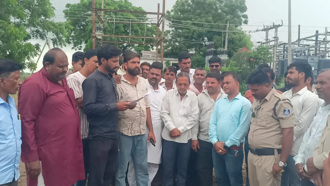 मध्यप्रदेश : शाजापुर में बिजली संकट पर बवाल, ट्रैक्टर-ट्रॉली लेकर पहुंचे ग्रामीणों ने घेरा बिजली कार्यालय