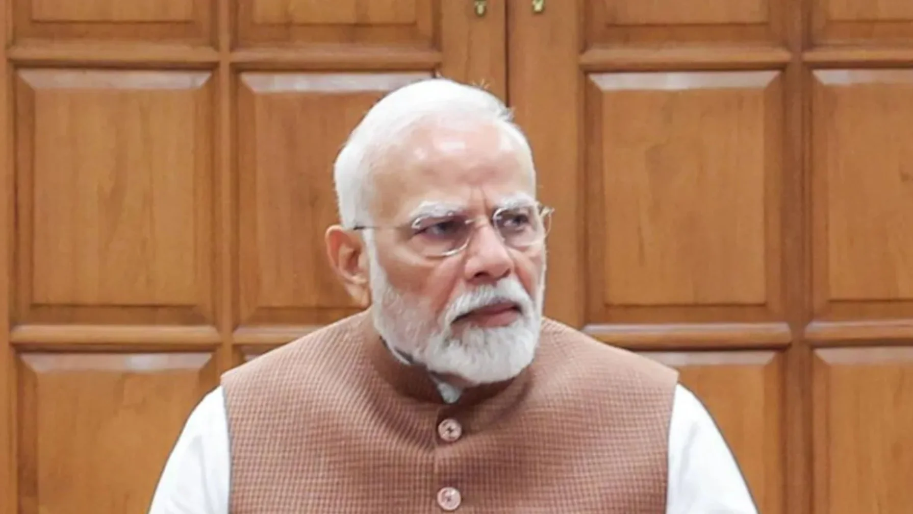 PM Modi Rajasthan Visit: ऑपरेशन सिंदूर के बाद पहली बार राजस्थान पहुंचे PM मोदी, करणी माता मंदिर में दर्शन और ₹26,000 करोड़ की सौगात!