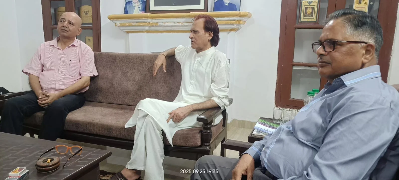 प्रयागराज में सजी कविता-ग़ज़ल की अनोखी महफ़िल, हरेन्द्र प्रताप की ‘बाढ़’ कविता और अनवर अब्बास की ग़ज़ल ने बाँधा समां