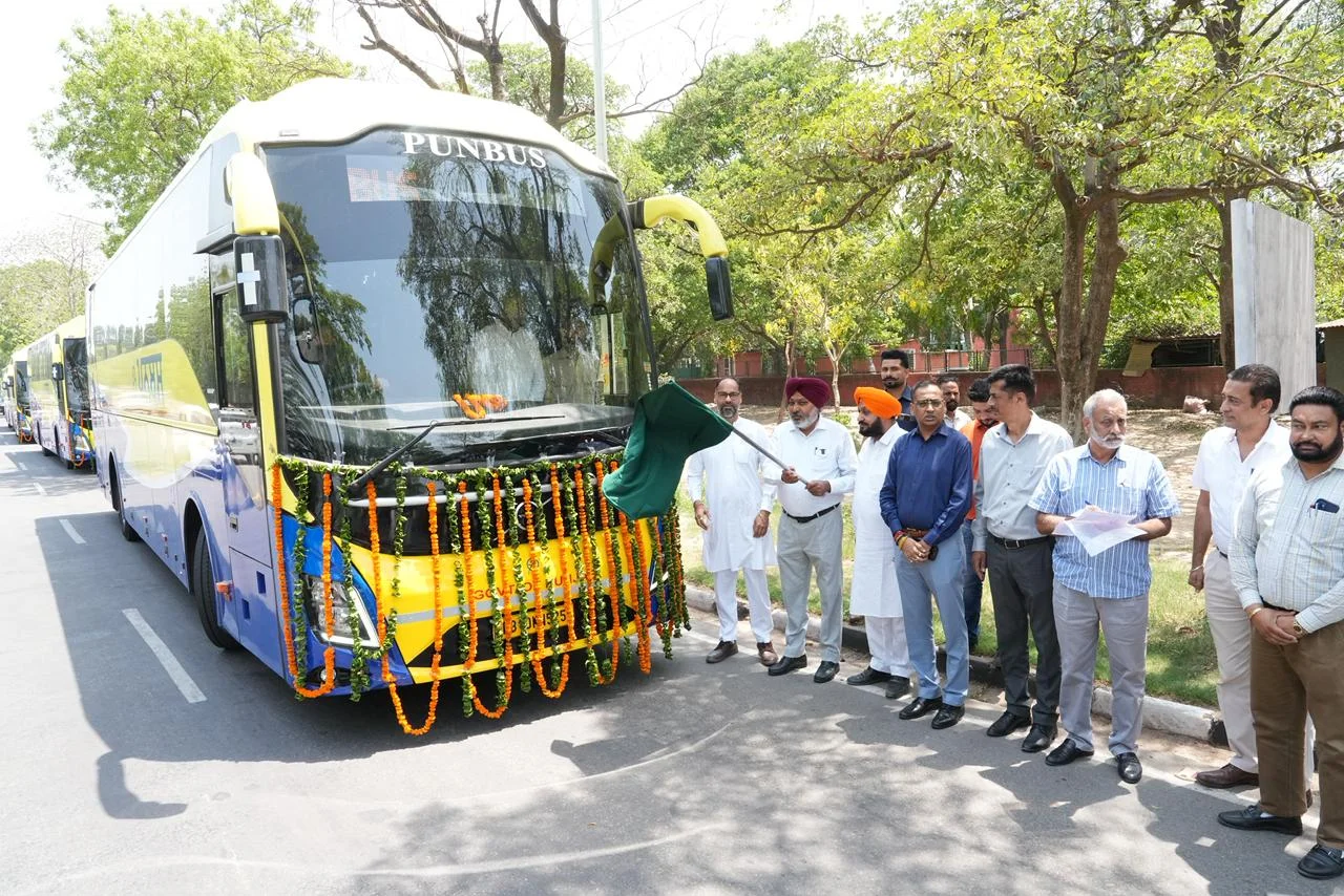 भगवंत मान सरकार द्वारा दिल्ली हवाई अड्डे के लिए लग्जरी बसों के बेड़े का विस्तार; परिवहन मंत्री हरपाल सिंह चीमा ने 5 नई सुपर इंटीग्रल वोल्वो बसों को हरी झंडी दिखाकर रवाना किया