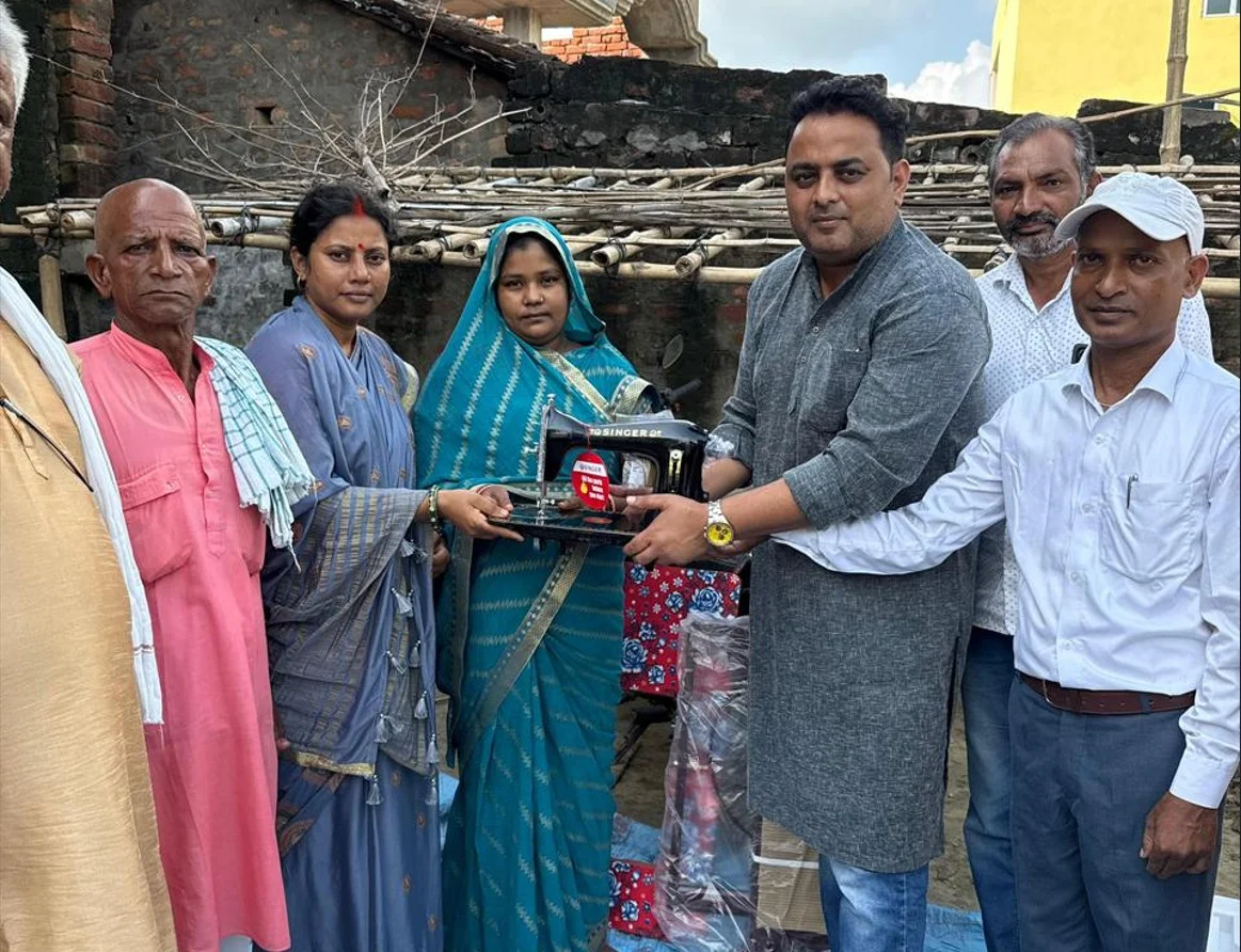 पश्चिमी चंपारण: मीरा देवी को मिली सिलाई मशीन, गौरव राय और साथियों की पहल से महिलाओं को मिल रहा आत्मनिर्भरता का रास्ता