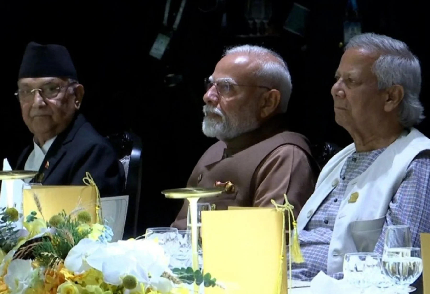 India Bangladesh News: PM मोदी और यूनुस की मुलाकात, BIMSTEC डिनर में साथ नजर आए, क्या थमेगी भारत-बांग्लादेश तनातनी?