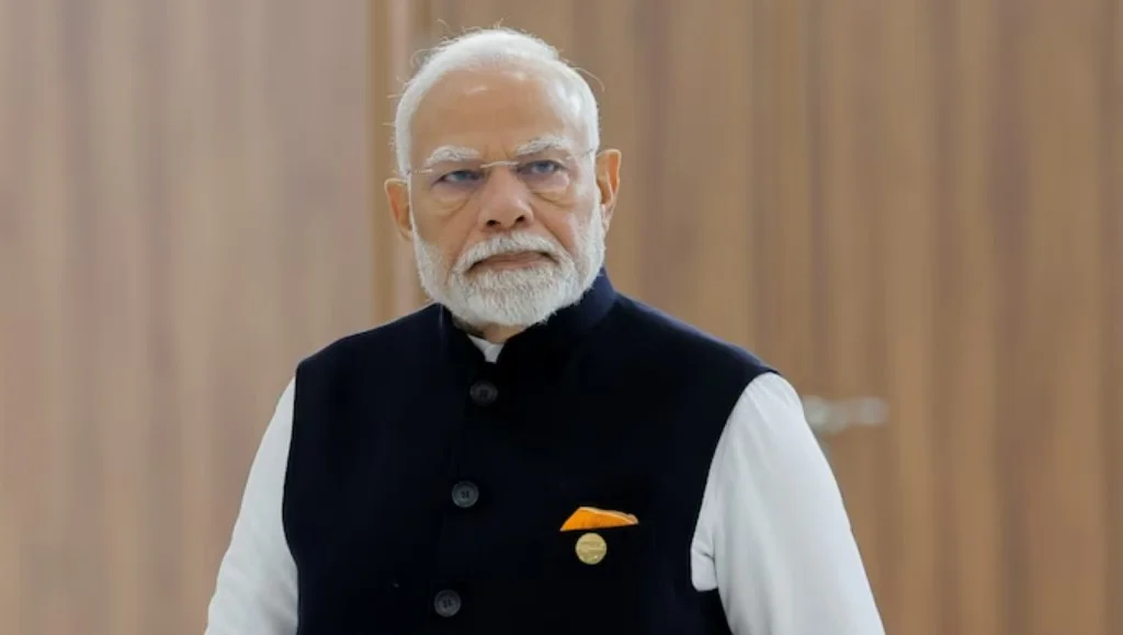 India Pakistan War 2025: "कार की टंकी फुल कर लो" मैसेज से मचा हड़कंप! सरकार की सफाई- पेट्रोल-राशन की कोई कमी नहीं, न घबराएं न खरीददारी करें!