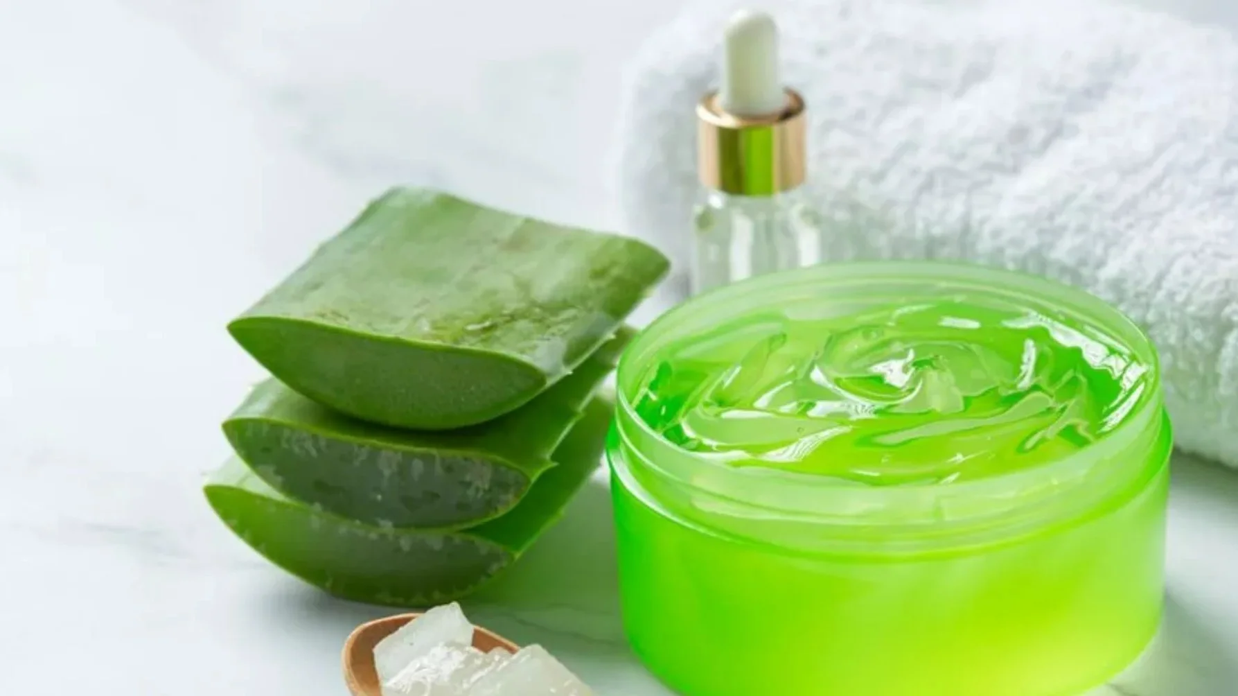 Aloe Vera Face Pack: गर्मी में स्किन टैनिंग और सनबर्न से पाएं छुटकारा! घर पर बनाएं एलोवेरा के ये 4 जादुई फेस मास्क – चमक उठेगा चेहरा, दिखेगा Insta Glow!