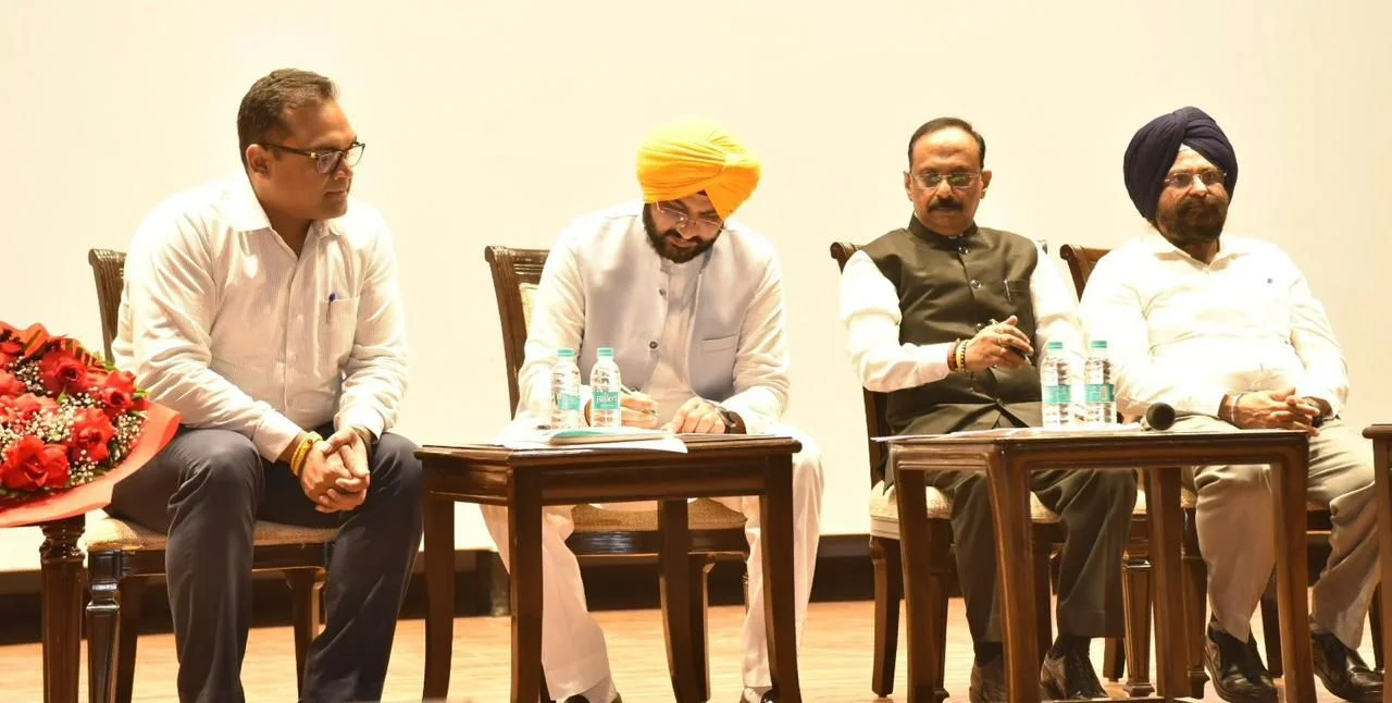 सेवानिवृत्त आईएएस अधिकारी संजय गुप्ता ने पंजाब राज्य विद्युत नियामक आयोग के चेयरमैन के रूप में पदभार संभाला, बिजली मंत्री स तरुनप्रीत सिंह सौंद ने दिलाई पद एवं गोपनीयता की शपथ