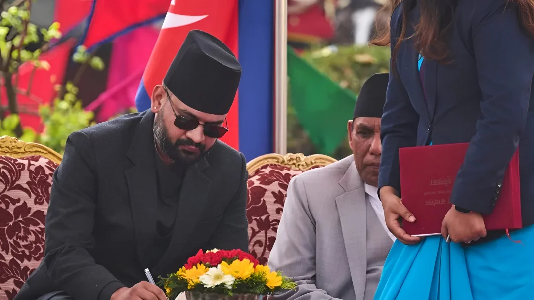 Nepal Political Crisis: नेपाल में बड़ा सियासी भूचाल! बालेन शाह सरकार के गृह मंत्री का सिर्फ 26 दिन में इस्तीफा, सड़कों पर उतरे हजारों छात्र