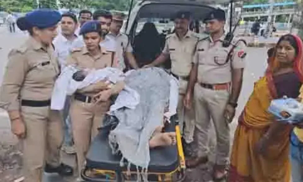 उत्तर प्रदेश: गुरु पूर्णिमा पर मथुरा जंक्शन पर गूंजी किलकारी: प्लेटफॉर्म नंबर 6 पर महिला यात्री ने दिया बच्ची को जन्म, जच्चा-बच्चा दोनों स्वस्थ