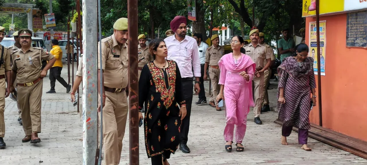 Sultanpur News: सावन मेले की तैयारियों का DM-SP ने लिया जायजा, जनवारीनाथ धाम में सुरक्षा और सुविधाओं का किया निरीक्षण
