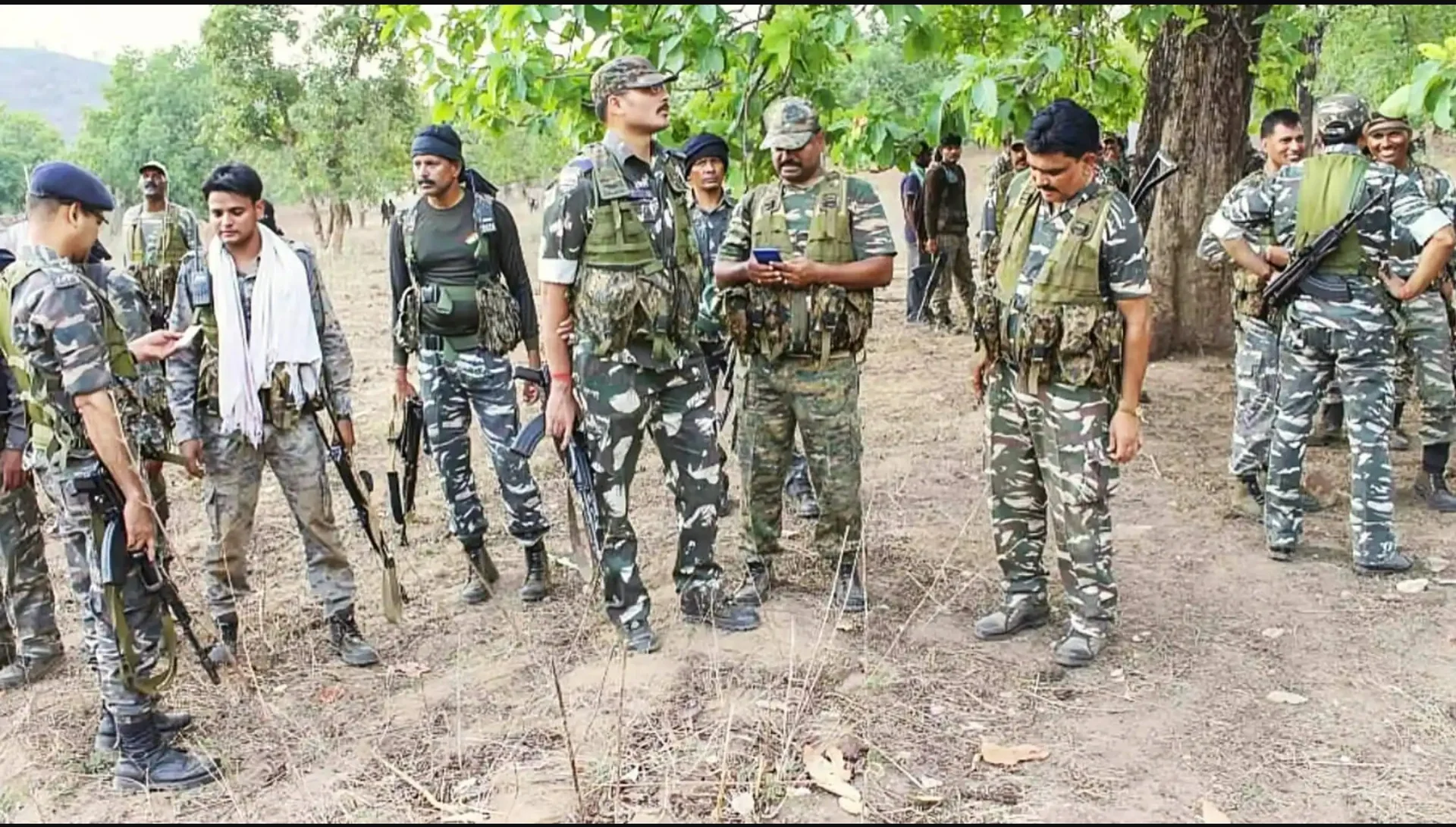 Naxal Encounter : छत्तीसगढ़ के बीजापुर में सुरक्षाबलों और नक्सलियों के बीच मुठभेड़, 12 नक्सली ढेर, 2 जवान शहीद