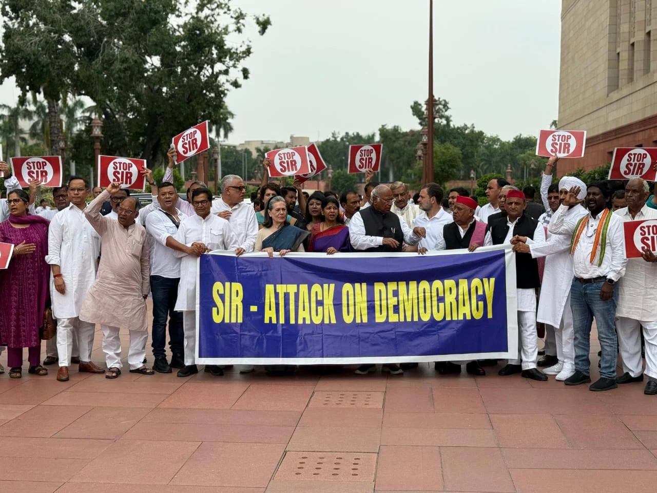 SIR: लोकतंत्र पर हमला या मतदाता अधिकारों की चोरी?