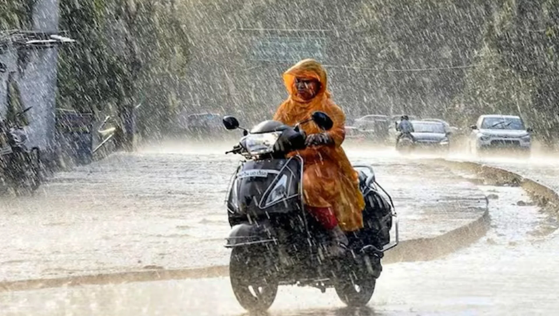 UP Weather Alert: UP में 44 जिलों में भारी बारिश का कहर! अगले 48 घंटे में मचेगी तबाही, IMD ने जारी किया रेड अलर्ट