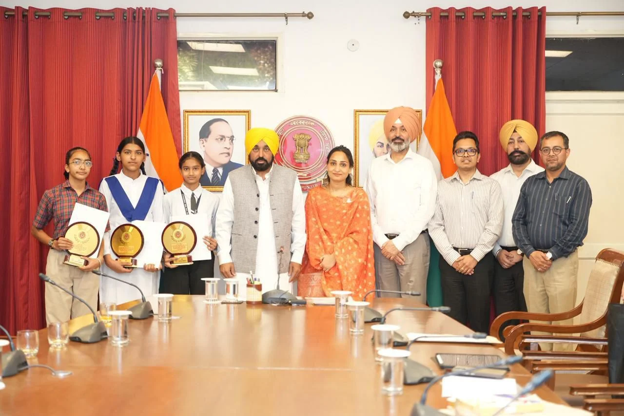 पंजाब की बेटियों ने 'शिक्षा क्रांति' में अग्रणी भूमिका निभाई, पंजाब स्कूल शिक्षा बोर्ड की आठवीं कक्षा के नतीजों में पहले 20 में से 19 स्थान हासिल किए: मुख्यमंत्री भगवंत सिंह मान
