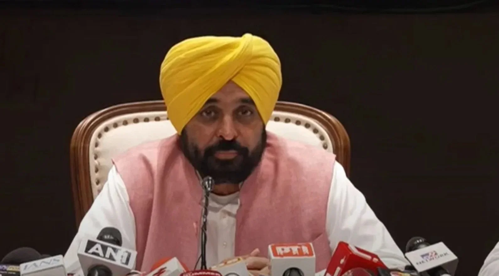 पंजाब कैबिनेट का ऐतिहासिक फैसला: ‘जिसका खेत, उसकी रेत’ नीति, किसानों को ₹20,000 प्रति एकड़ मुआवजा और 1600 नई पुलिस भर्तियाँ