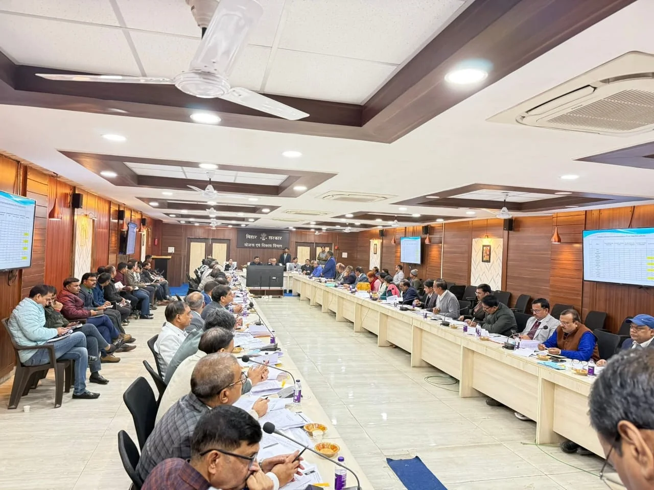 SC–ST Welfare Review: योजनाएं समय पर पहुंचें, मंत्री लखेंद्र रोशन का सख्त निर्देश