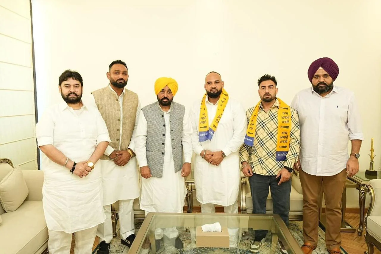 विश्व प्रसिद्ध कबड्डी खिलाड़ी संदीप लुधड़ अपने साथियों के साथ आप में शामिल
