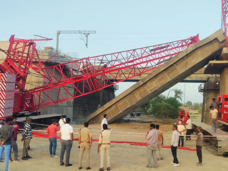 धार में बड़ा हादसा: निर्माणाधीन रेलवे ब्रिज पर क्रेन पलटी, दो की मौत, कई दबे होने की आशंका