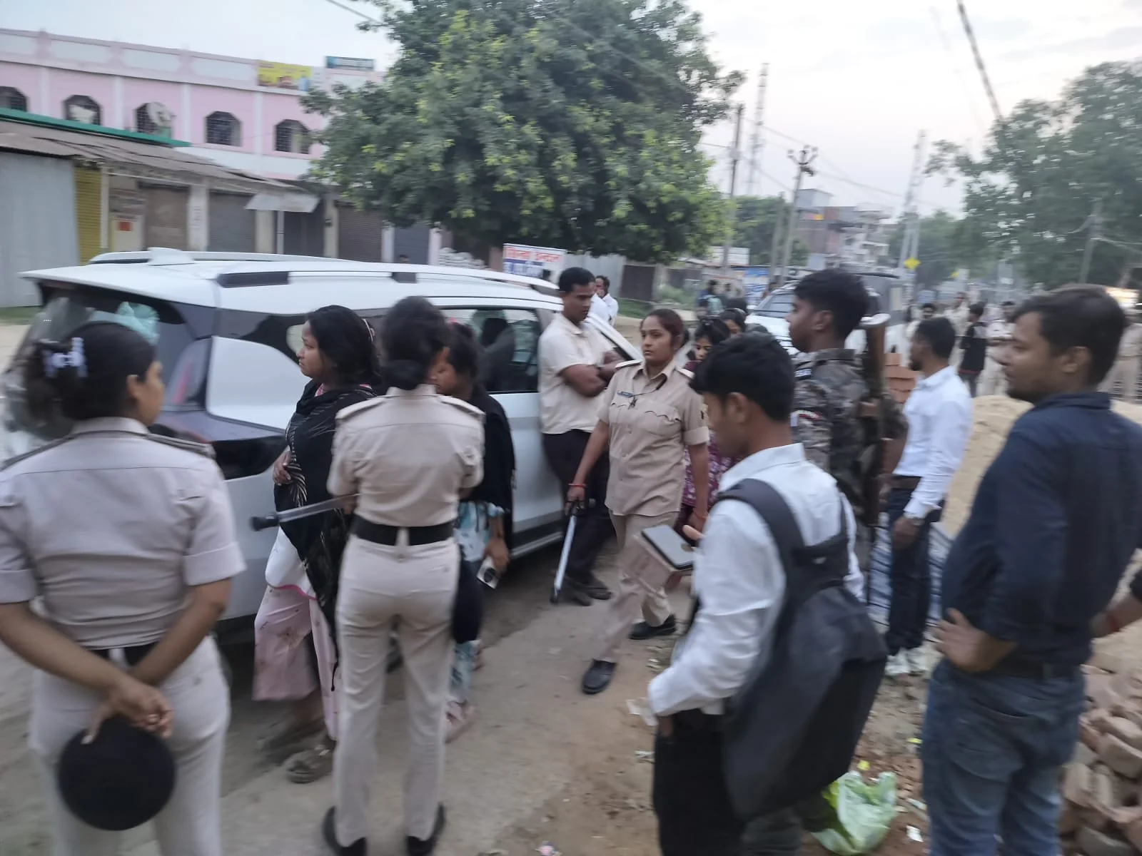 बिहार के गोपालगंज में बड़ी कार्रवाई: आर्केस्ट्रा से 40 नाबालिग लड़कियां मुक्त, 22 गिरफ्तार