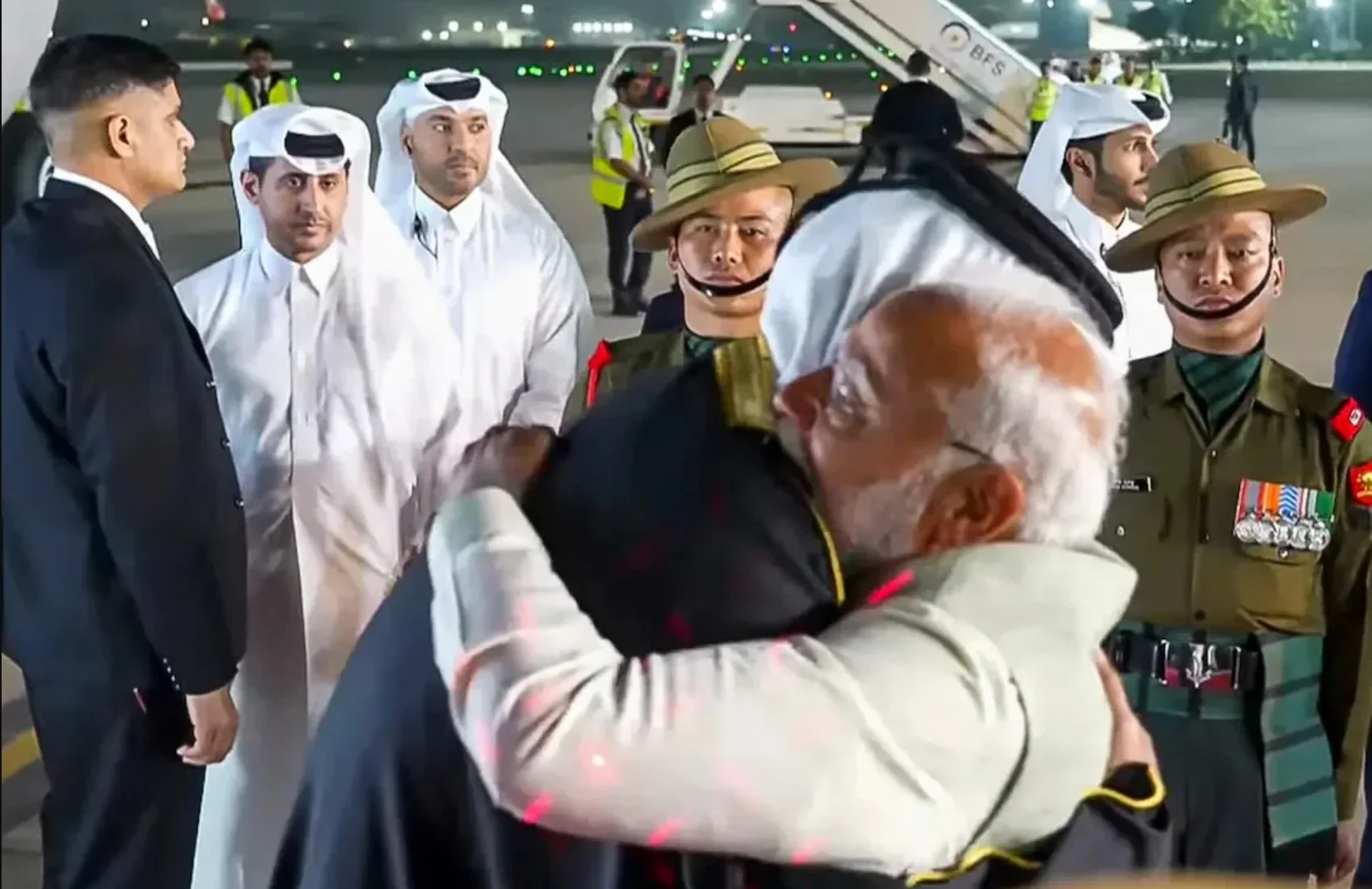Qatar Amir To Visit India: प्रोटोकॉल तोड़ PM मोदी ने दिखाया बड़ा दिल! खुद एयरपोर्ट पहुंचे, कतर के अमीर का किया गर्मजोशी से स्वागत!