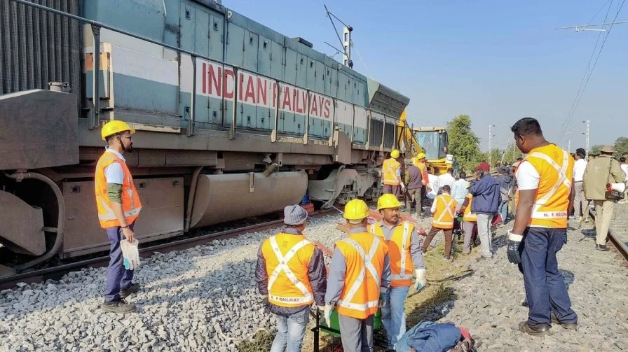 चोरों का गजब कारनामा: चलती ट्रेन की पटरी के ऊपर से काट ले गए 25 हजार वोल्ट का तार