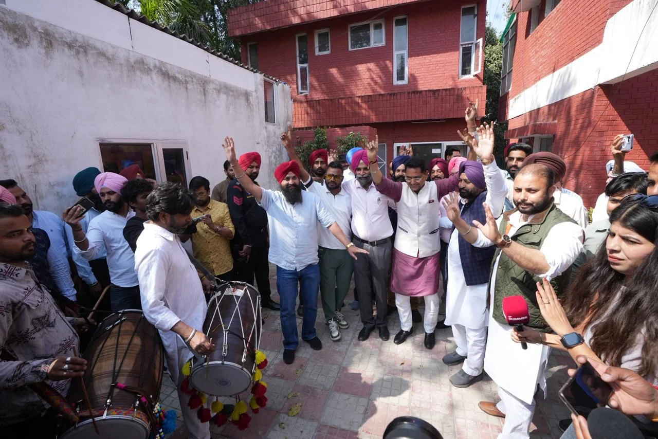 आप पंजाब ने अरविंद केजरीवाल और आप नेताओं के हक में अदालत के फैसले का चंडीगढ़ में मनाया जश्न