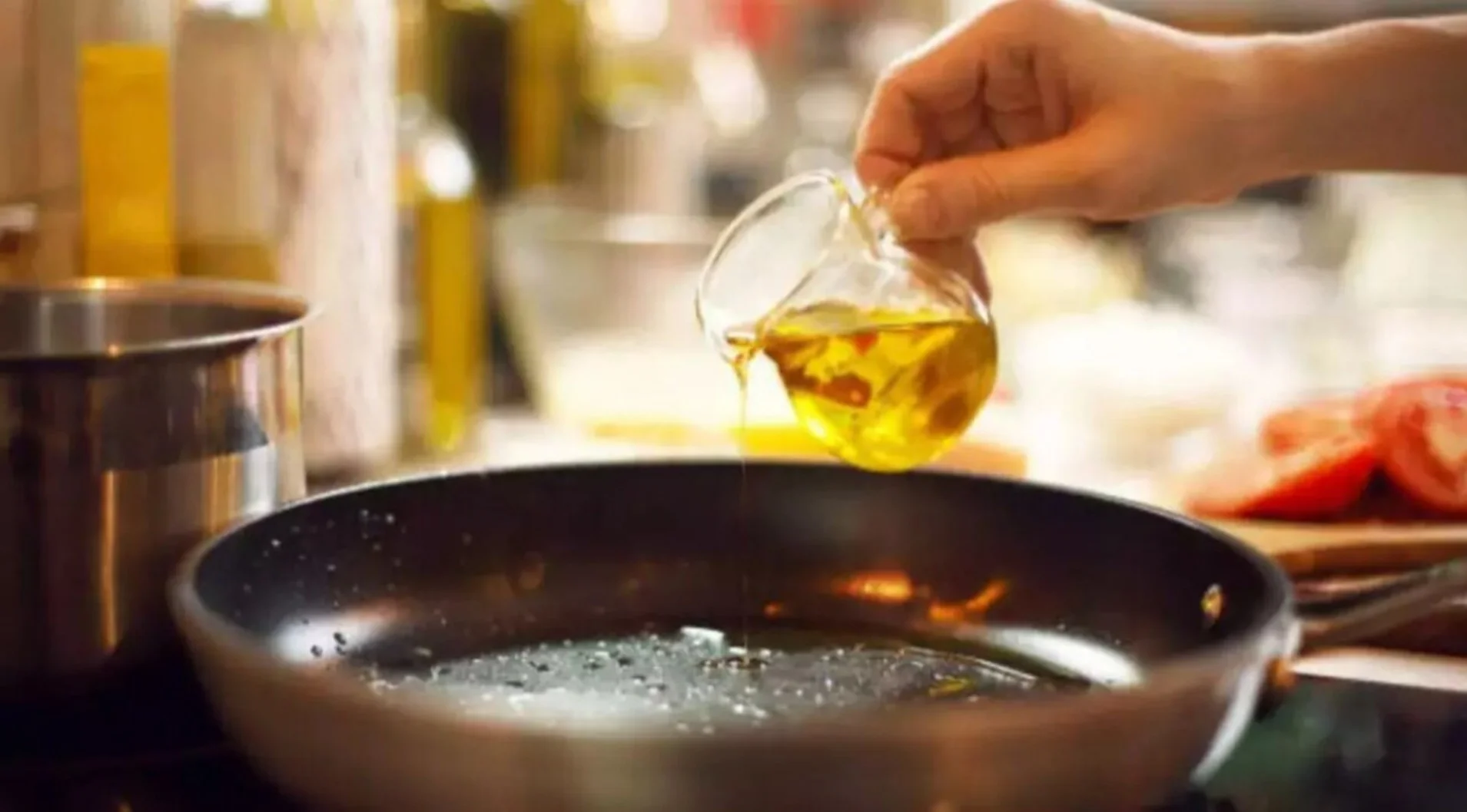 Cooking Oil and Cancer Risk: खाना पकाने का तेल या कैंसर का कारण? जानें वो 3 आम तेल जो बढ़ा सकते हैं ब्रेस्ट कैंसर का खतरा!