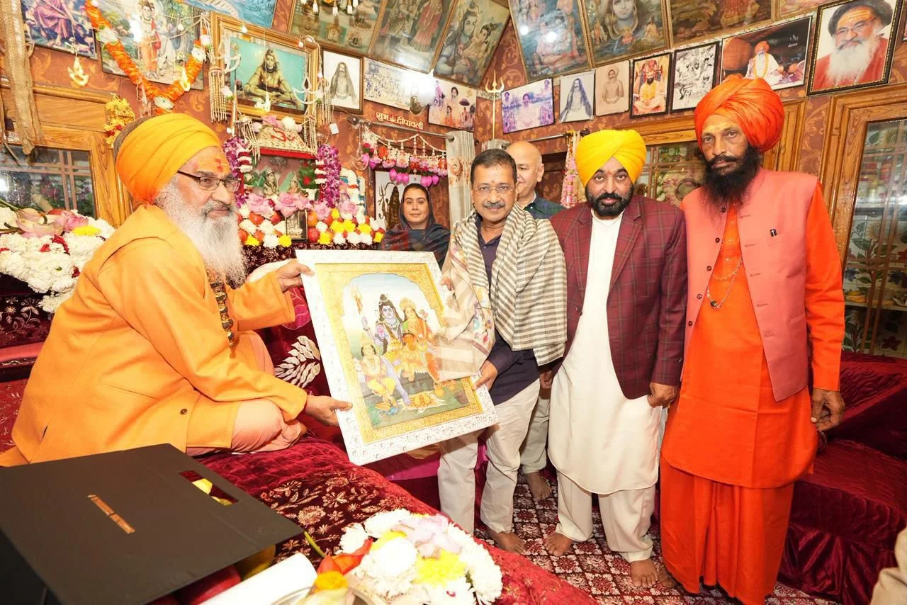 महा शिवरात्रि के मौके पर अरविंद केजरीवाल और भगवंत सिंह मान ने श्री रणकेशवर महादेव मंदिर में माथा टेका, पंजाब की शांति और खुशहाली के लिए की प्रार्थना