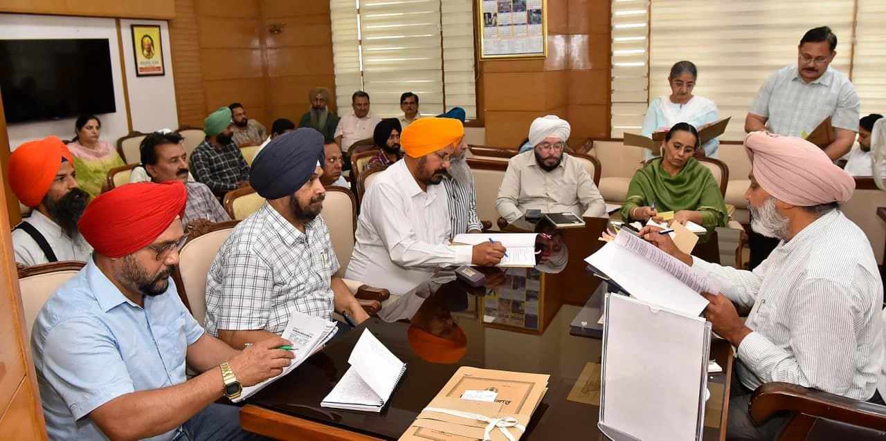 वित्त मंत्री हरपाल सिंह चीमा ने कर्मचारी यूनियनों के साथ उच्च स्तरीय बैठकों की अध्यक्षता की, लंबित मुद्दों के जल्द समाधान के दिए निर्देश