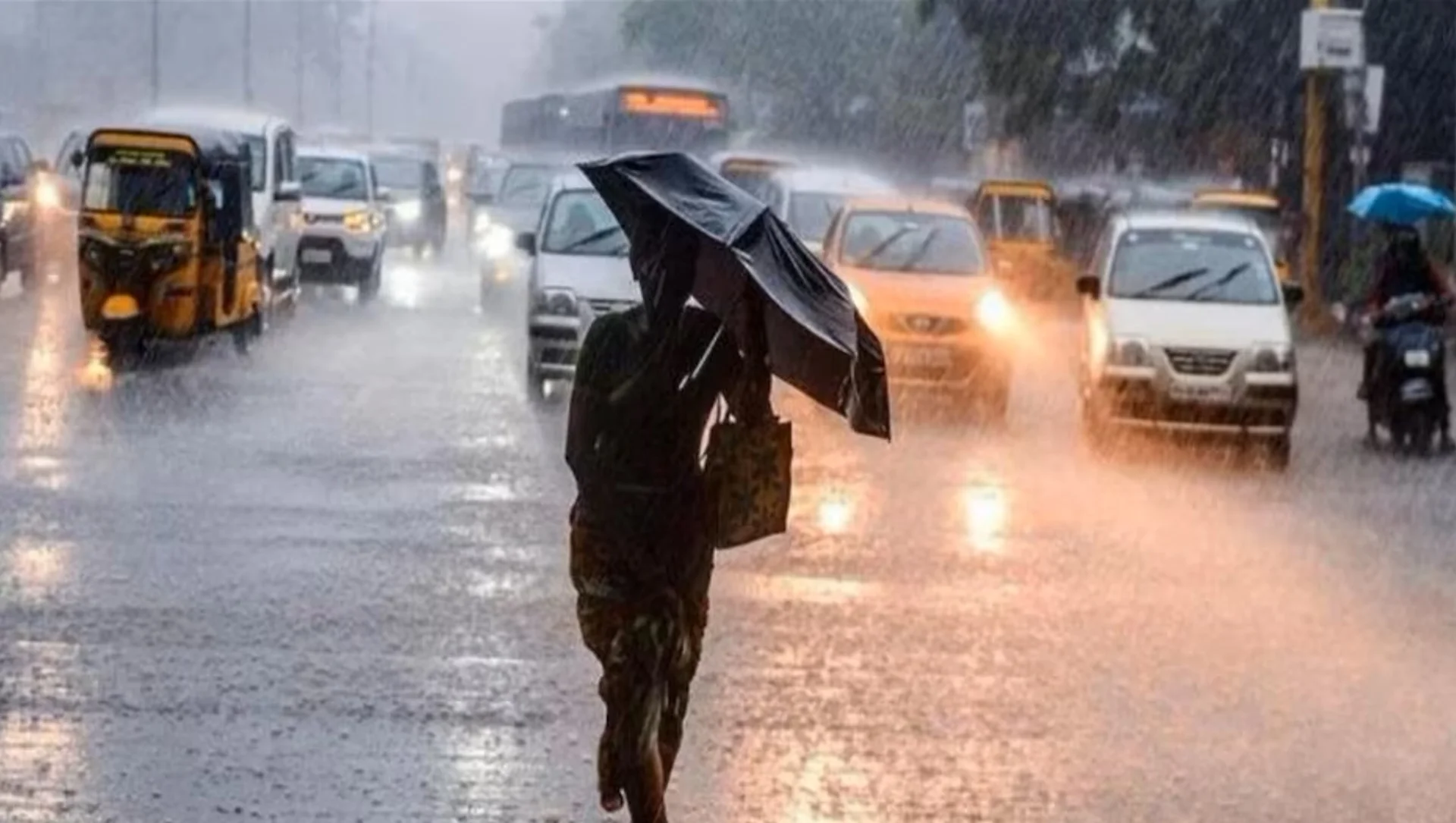 Weather Update: उत्तर भारत में बदला मौसम का मिजाज, यूपी के कई जिलों में बारिश से राहत