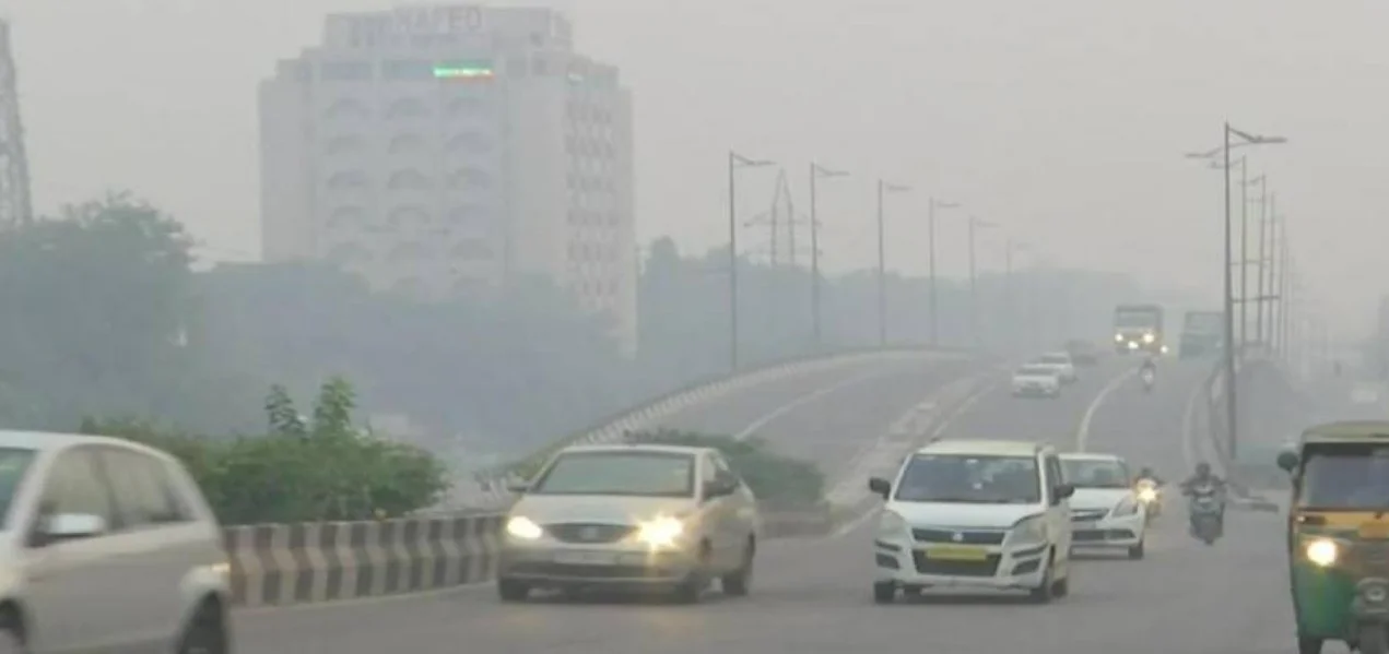 दिल्ली Weather Update: सुबह की हल्की धुंध, AQI 279 पर स्थिर; नवंबर में बढ़ेगी ठंड और प्रदूषण