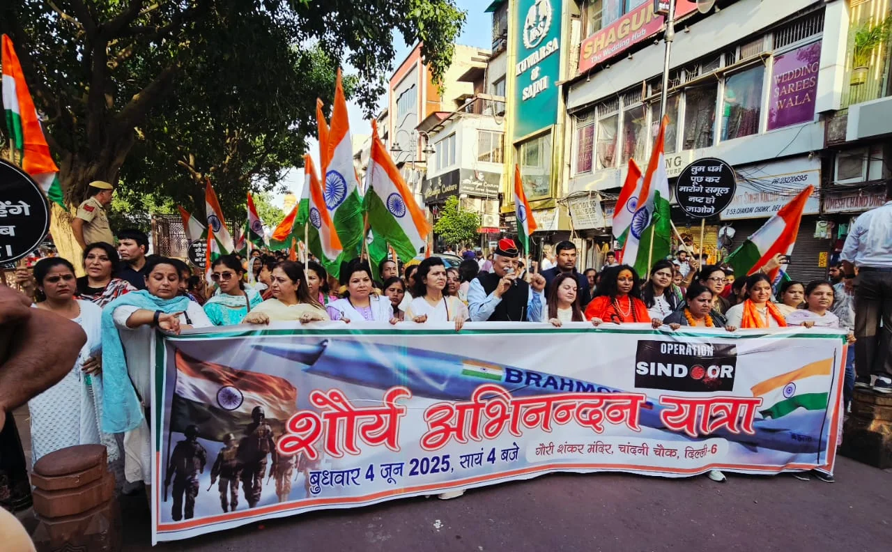 Operation Sindoor News: ‘घर में घुसकर मारा’: ऑपरेशन सिंदूर के वीरों के सम्मान में दिल्ली की सड़कों पर उमड़ा देशभक्ति का सैलाब!