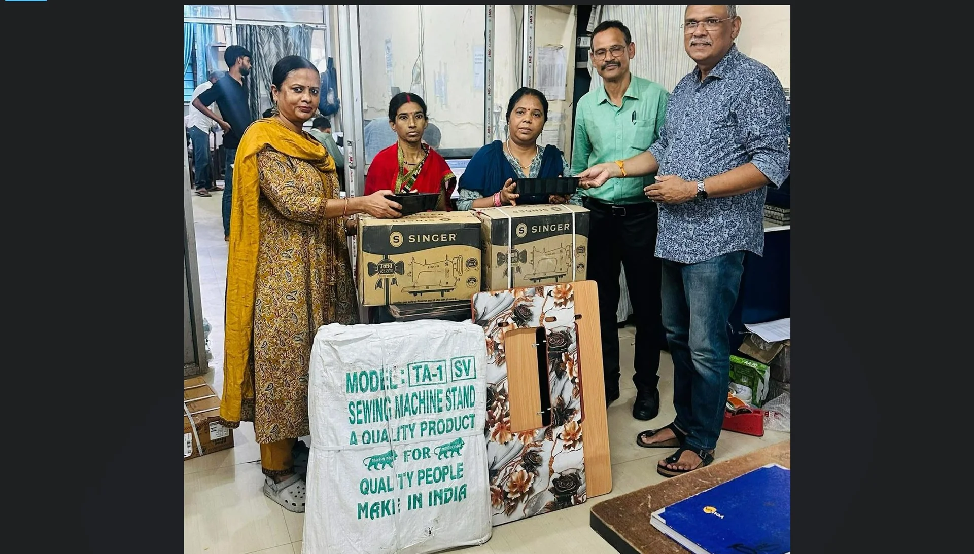 मानवता की मिसाल बने दुर्गेश चौधरी! पातेपुर के दुर्गेश चौधरी ने पुण्यतिथि पर दी सिलाई मशीनें