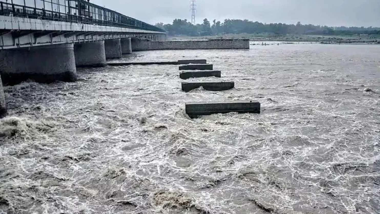 Delhi Flood Alert: हथिनी कुंड से छोड़ा गया 3 लाख क्यूसेक पानी, यमुना खतरे के निशान के करीब – 48 घंटे भारी बारिश का अलर्ट!