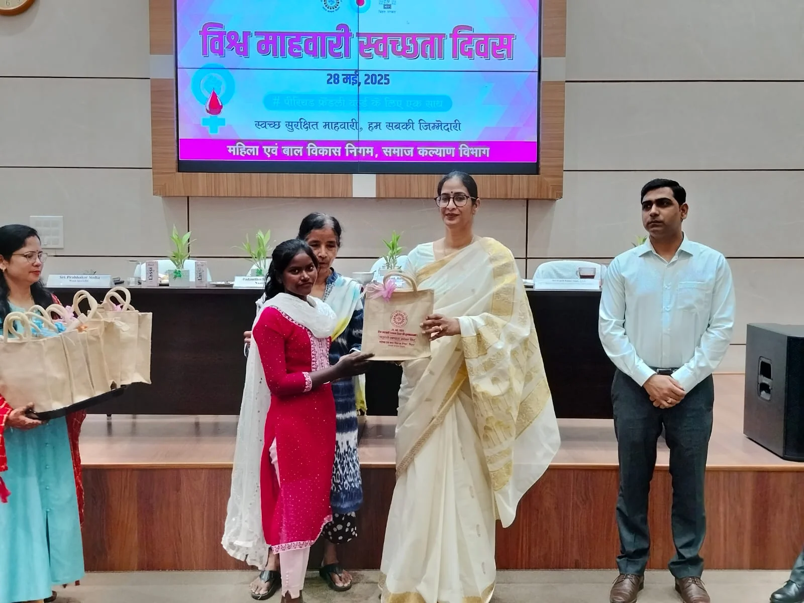 Mahwari Swachhta Diwas 2025: बिहार के हर स्कूल में लगेगी सैनिटरी पैड वेंडिंग मशीन, बंदना प्रेयषी ने की बड़ी घोषणा!