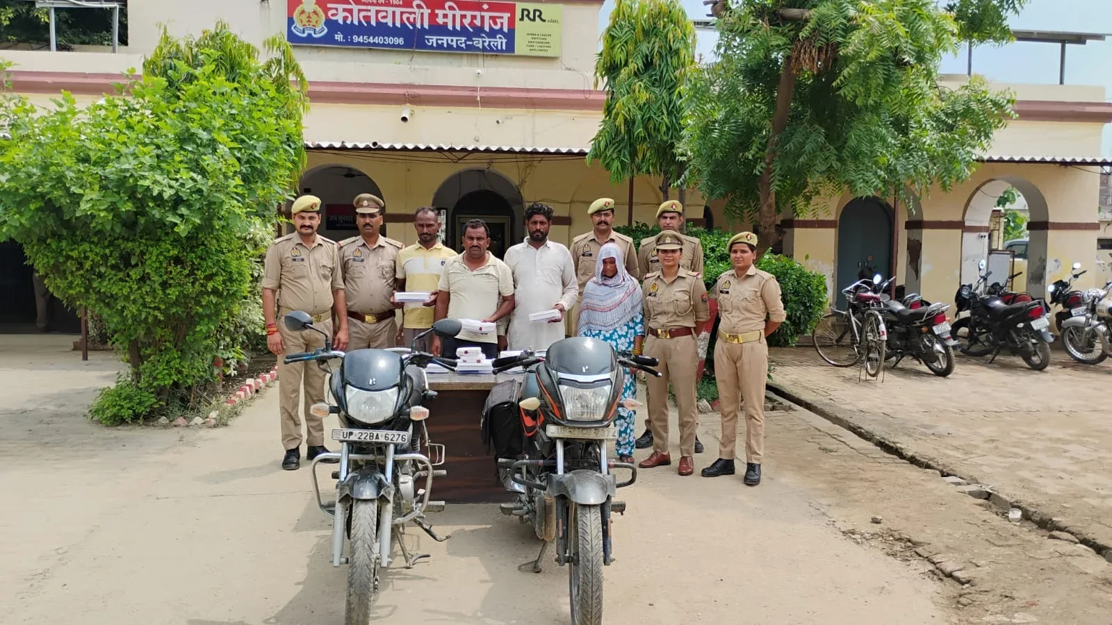 उत्तरप्रदेश: मीरगंज में पुलिस-बदमाश मुठभेड़, पैर में गोली लगने से एक घायल; महिला समेत चार गिरफ्तार, चोरी के सोने के कुंडल बरामद