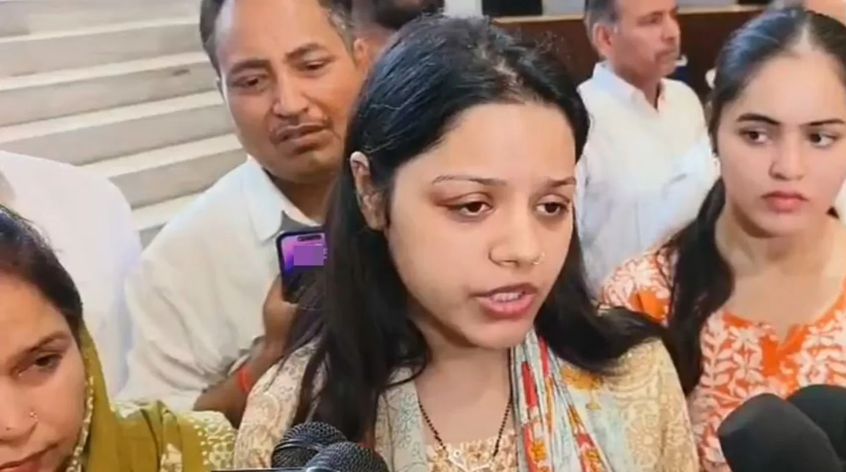 Hemanshi Narwal viral video: पति की शहादत के बाद भी नहीं टूटी हिमांशी! बोलीं- 'ना मुसलमान दोषी, ना कश्मीरी दुश्मन'