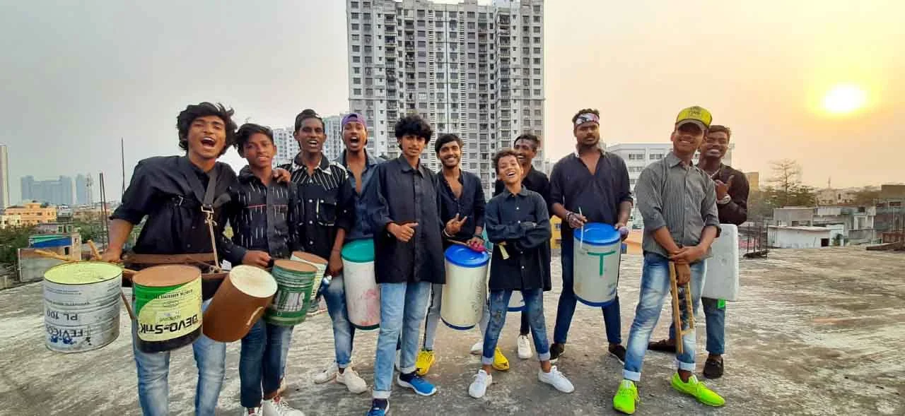 प्लास्टिक बोतल, टीन के डिब्बे और जादुई धुनें— संजय मन्डल की टीम ने कर दिखाया नामुमकिन मुमकिन