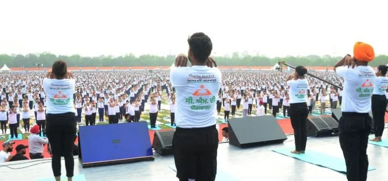 ‘सीएम दी योगशाला’ ने रचा इतिहास: पंजाब में 2 लाख लोग रोज़ कर रहे मुफ़्त योग, 4,500+ कक्षाएं और 2,600 युवाओं को रोजगार