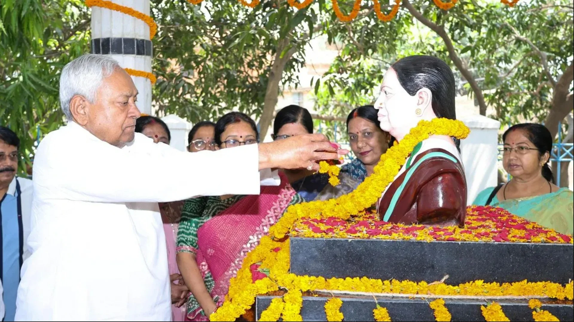 Manju Kumari Sinha: CM नीतीश कुमार ने पत्नी स्व. मंजू कुमारी सिन्हा की पुण्य तिथि पर दी श्रद्धांजलि, कल्याण बिगहा में ग्रामीणों की सुनी समस्याएं