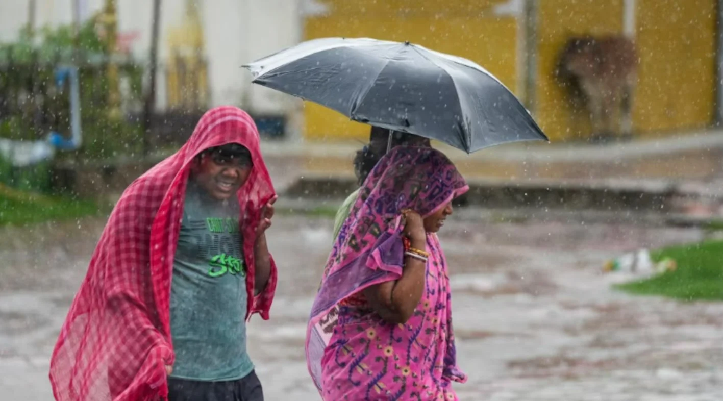 UP Weather Update: UP में मानसून का कहर! 1 जुलाई से मचेगा बारिश का हाहाकार, बिजली गिरने और जलभराव की चेतावनी