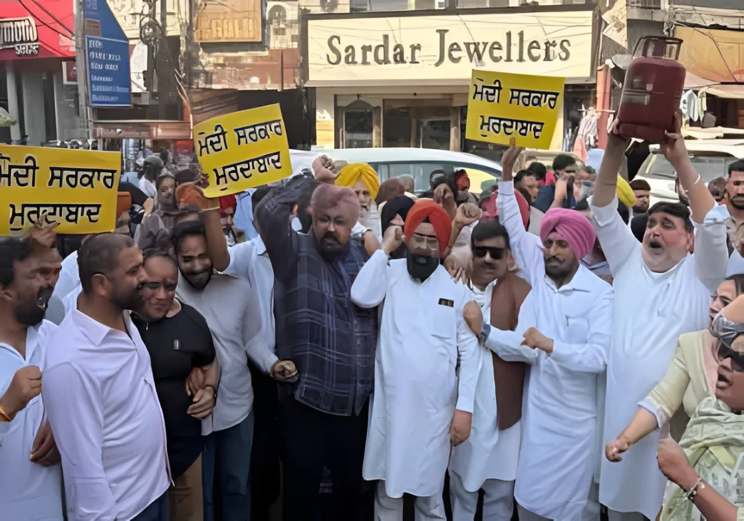 'आप' के 'ट्रेड विंग' ने गैस सिलेंडर की कीमतों में बढ़ोतरी के खिलाफ घंटा घर पर विरोध प्रदर्शन किया, मोदी सरकार पर हमला बोलते हुए साधे तीखे निशाने