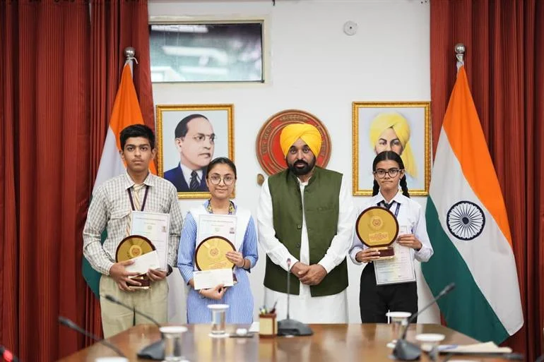 भगवंत मान सरकार की शिक्षा क्रांति का असर, 10वीं बोर्ड परीक्षा में पहले तीन में दो स्थानों पर छात्राओं ने मारी बाजी
