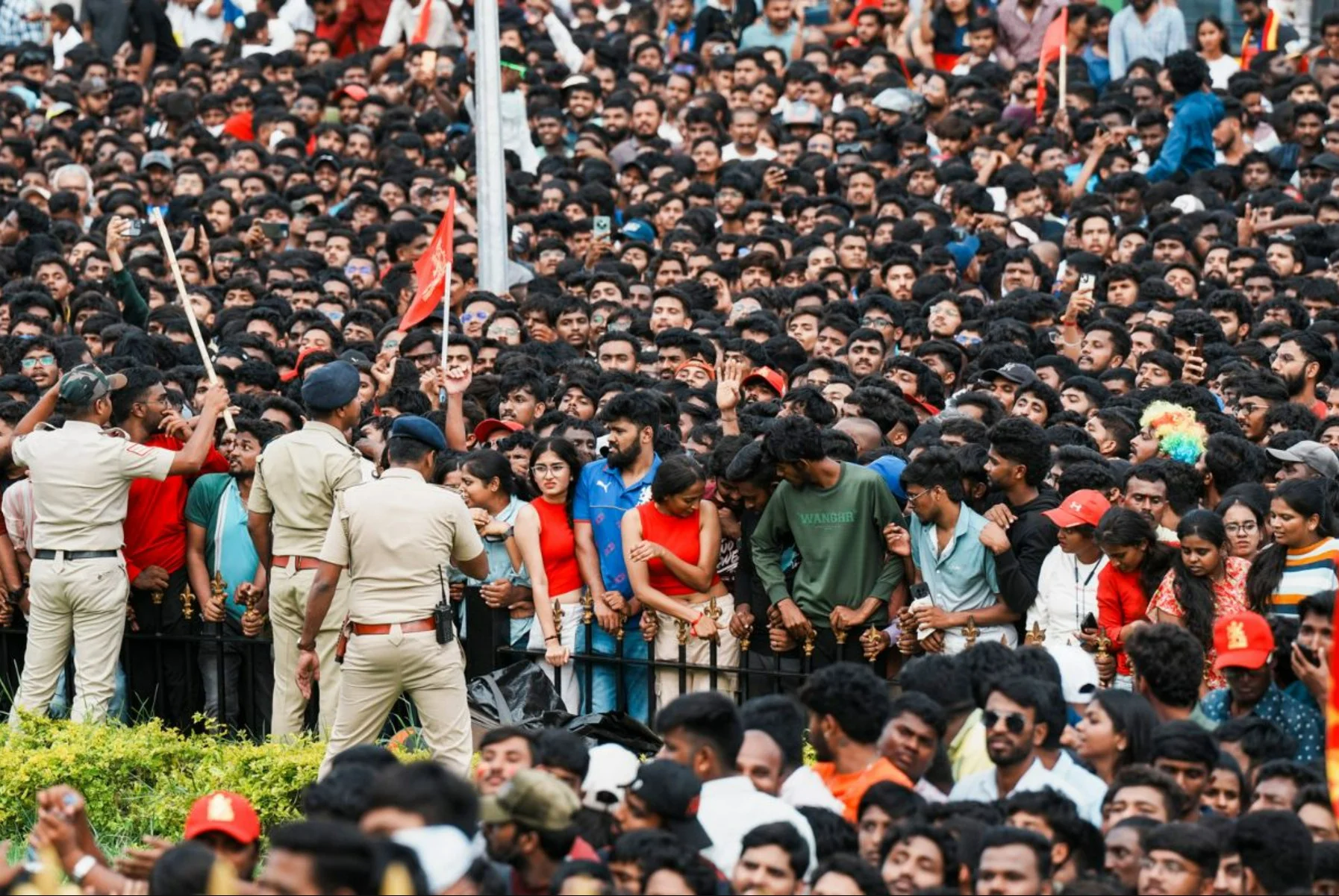 Bengaluru RCB Victory Death: RCB जीत पर मातम! बेंगलुरु भगदड़ में 11 की मौत, सीएम ने दिए सख्त आदेश – पुलिस कमिश्नर समेत कई अफसर सस्पेंड