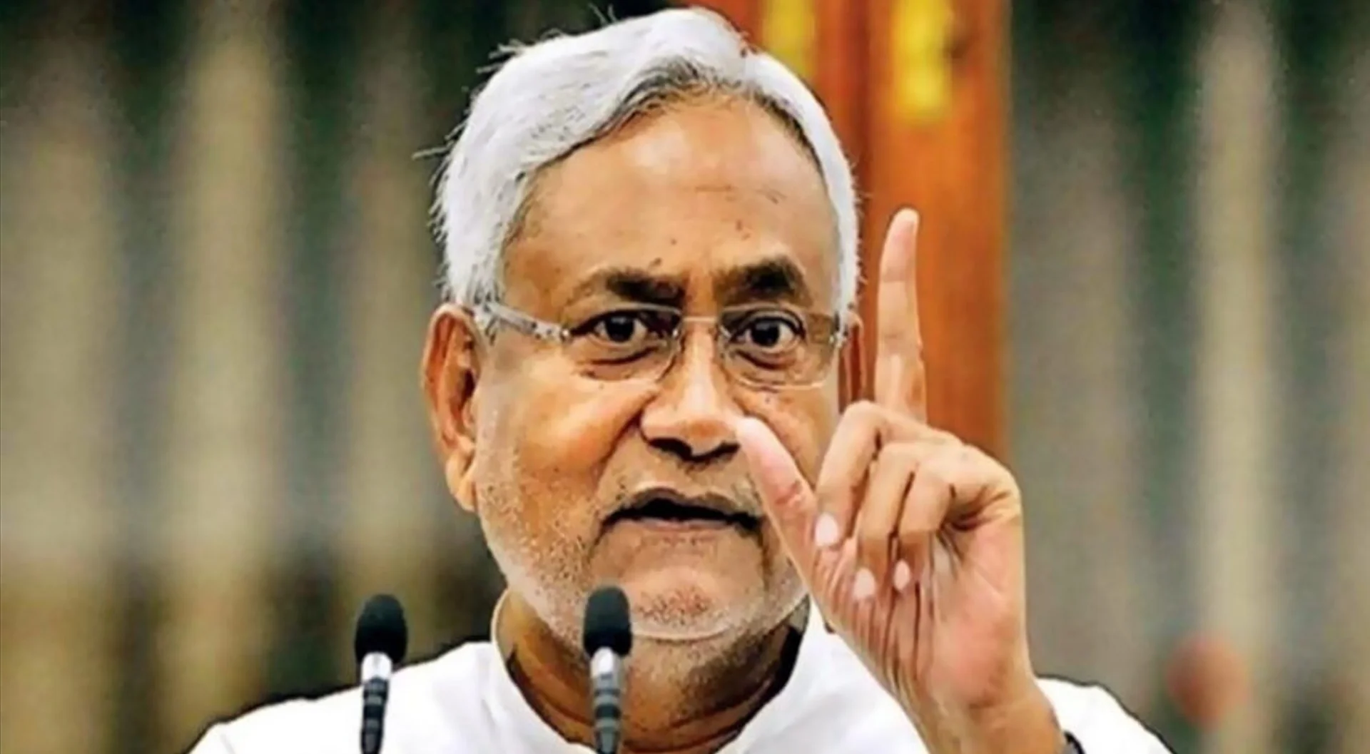 NitishKumar: मुख्यमंत्री नीतीश कुमार ने मुख्य सचिव और पुलिस महानिदेशक के साथ कानून-व्यवस्था की समीक्षा, अधिकारियों को दिए कड़े निर्देश